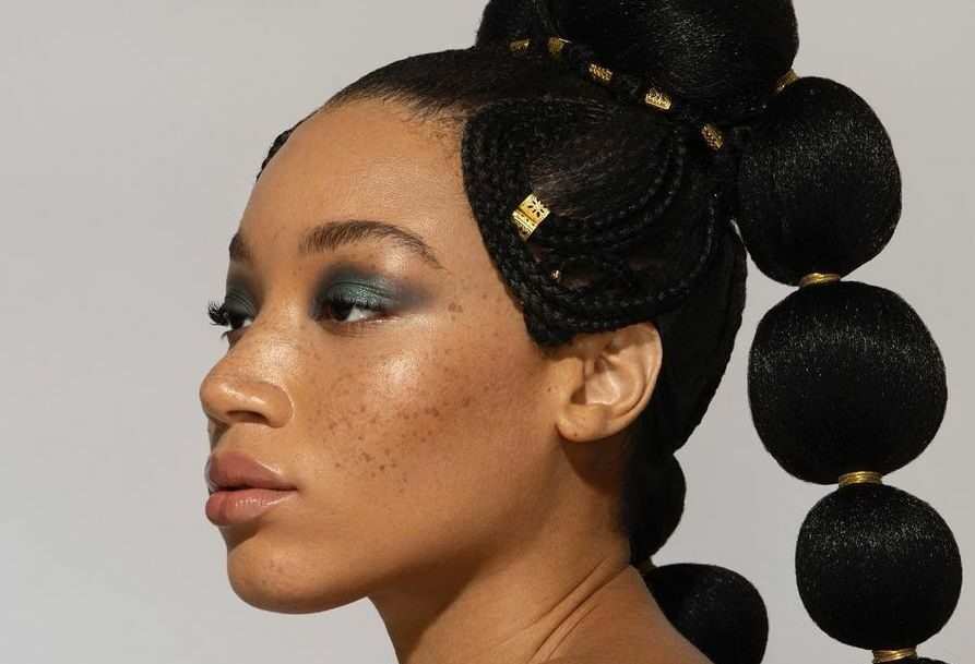 The Bubble Braid - Bím tóc bong bóng: Kiểu tóc thập niên 90 trở lại dưới sự lăng xê của TikTok