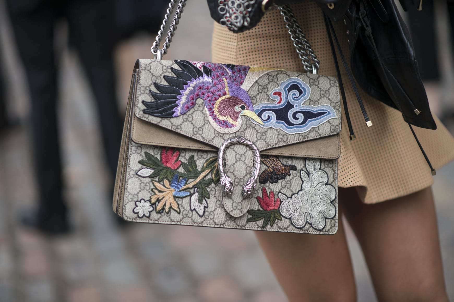 Hinh anh Gucci, Balenciaga và Burberry bắt đầu quyên góp vì hòa bình thế giới 4