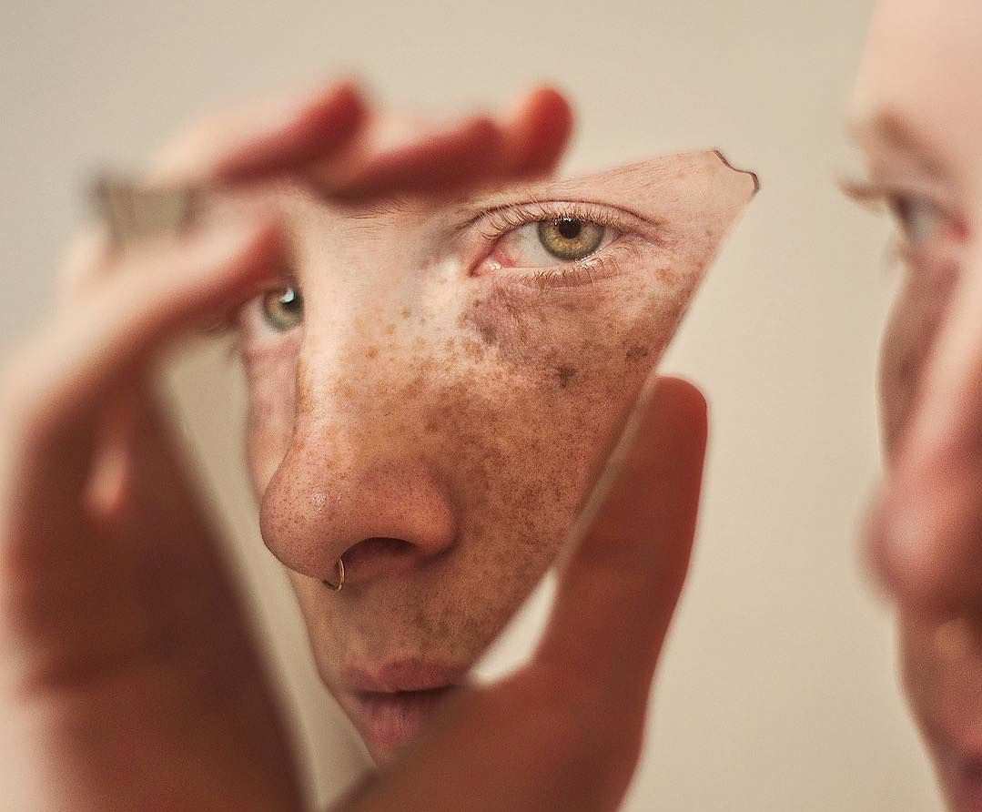 Gương kia ngự ở trên tường: Filter #BeautyScanner trên TikTok độc hại nhường nào?