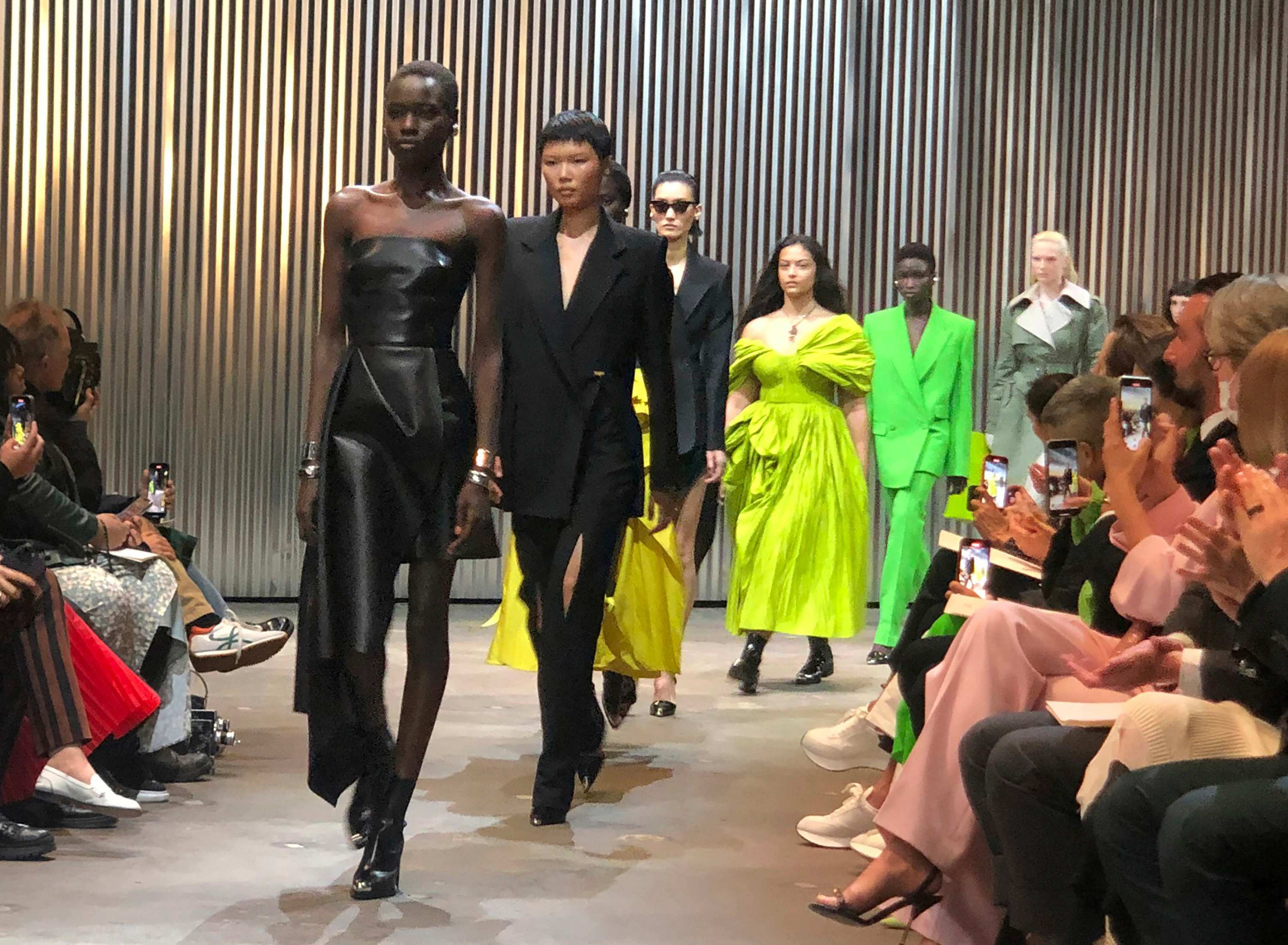 Alexander McQueen Thu Đông 2022/2023: “Mỹ và New York luôn là một phần của McQueen”