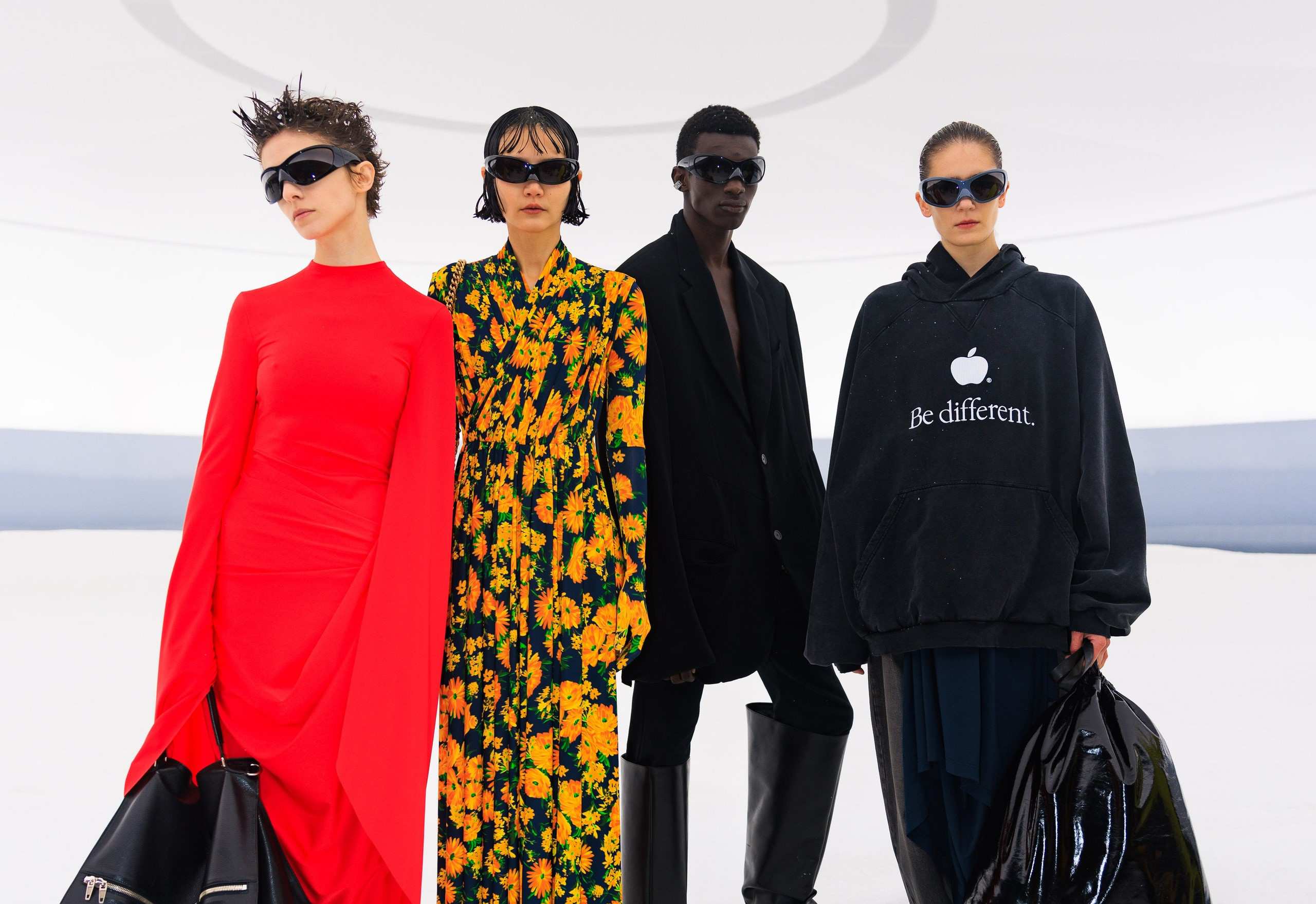 Balenciaga Thu Đông 2022: Khi chiến tranh thảm khốc, những cuộc di dân và cả biến đổi khí hậu được lồng ghép vào thời trang 