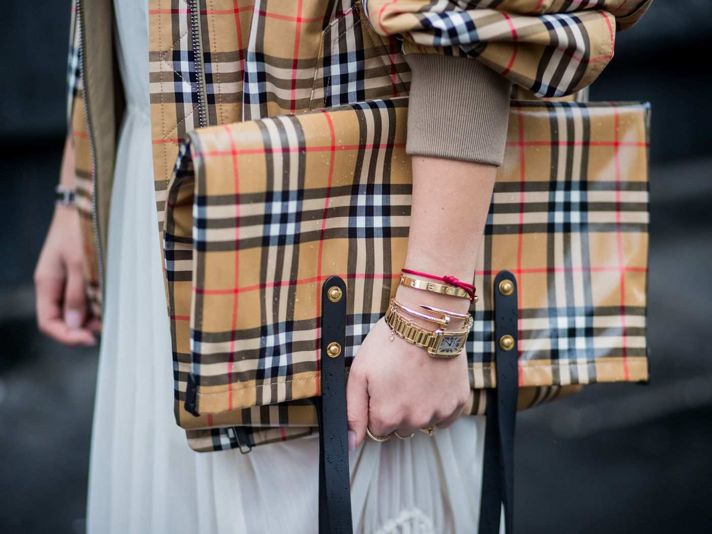 Hinh anh Gucci, Balenciaga và Burberry bắt đầu quyên góp vì hòa bình thế giới 2