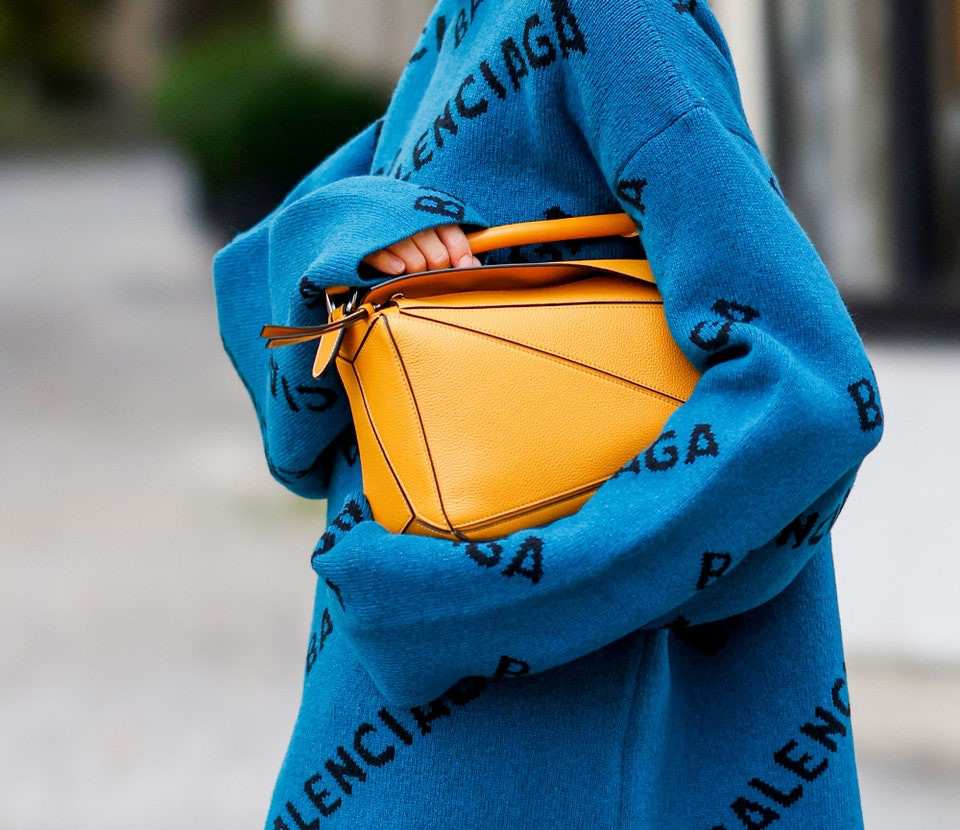 Gucci, Balenciaga và Burberry bắt đầu quyên góp vì hòa bình thế giới