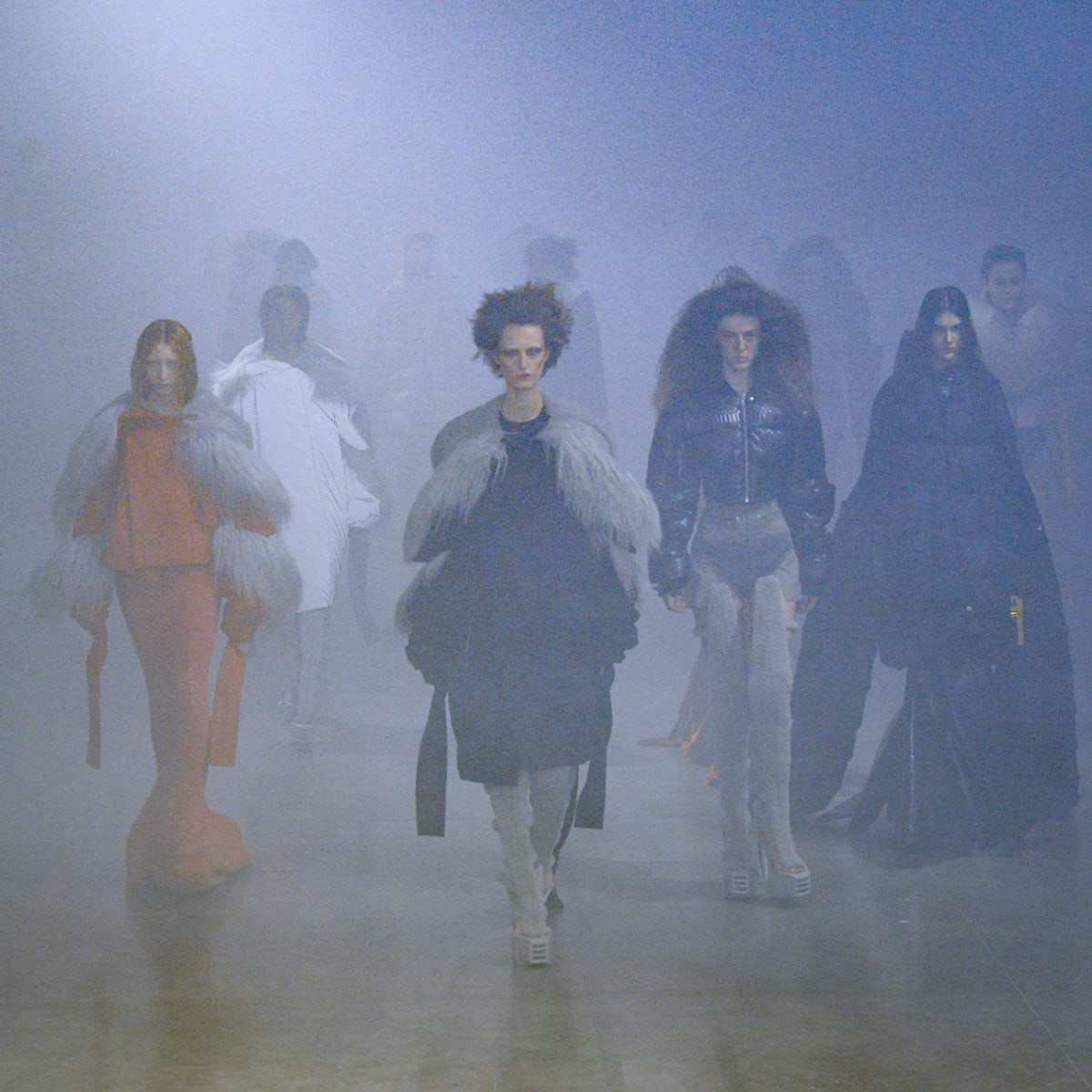 Rick Owens Thu Đông 2022: "Trong đau khổ, cái đẹp có thể giúp con người giữ vững niềm tin"