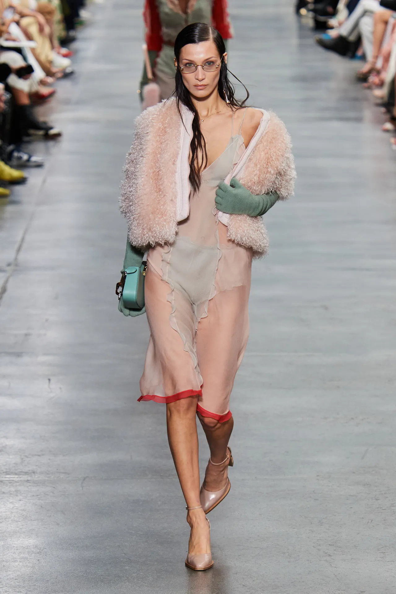 Hinh anh Tập đoàn LVMH vừa qua đã thông báo thương hiệu Fendi của họ sẽ hợp tác với trường Đại học Imperial College London và Central Saint Martins, họ sẽ trở thành đối tác chiến lược trong quá trình nghiên cứu để tạo ra chất liệu sinh học mới phục vụ cho ngành thời trang. 2