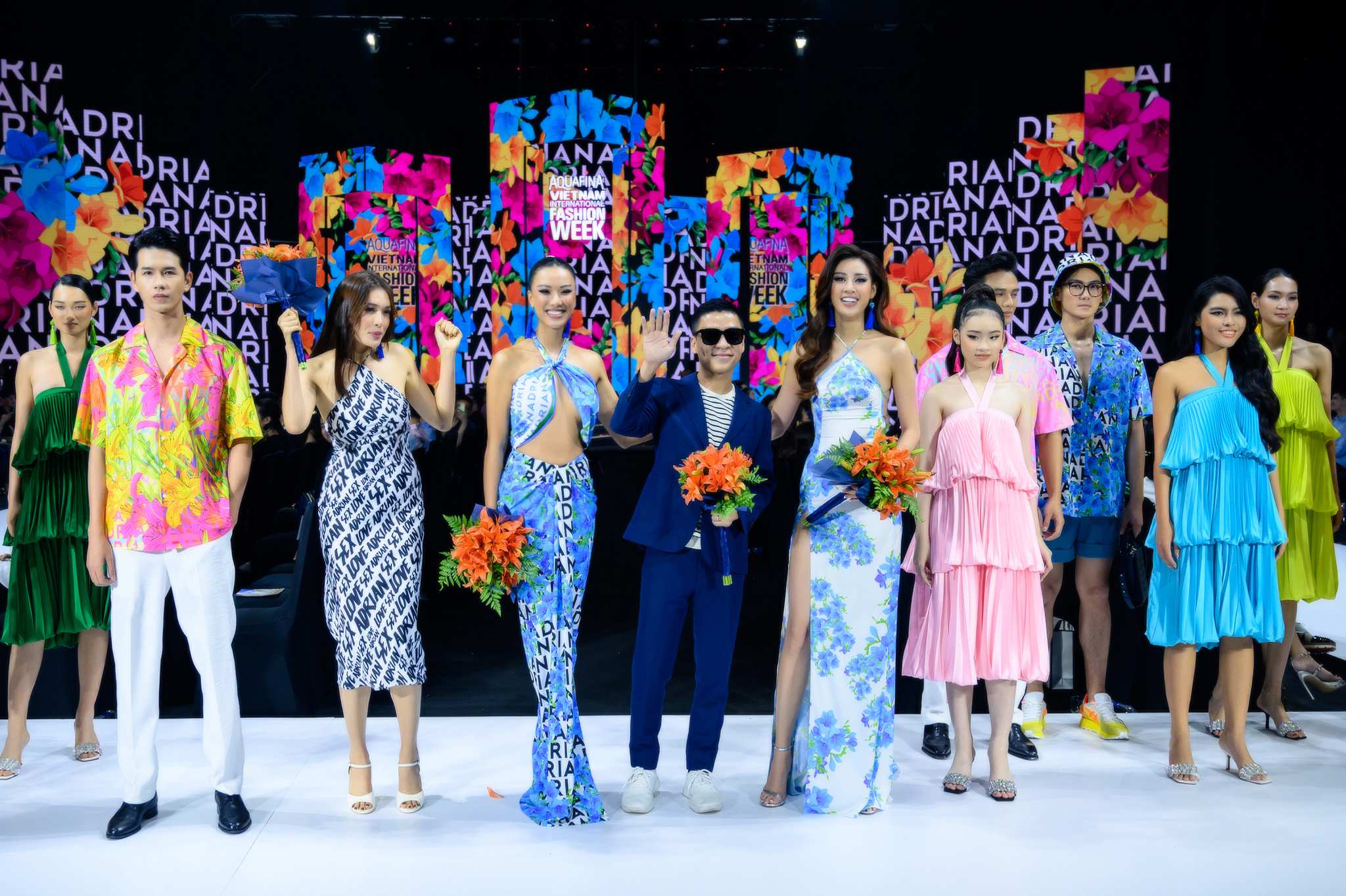 [VIFW 2022] LÃNG DU cùng biển vàng, cát xanh, nắng và gió cùng NTK Adrian Anh Tuấn