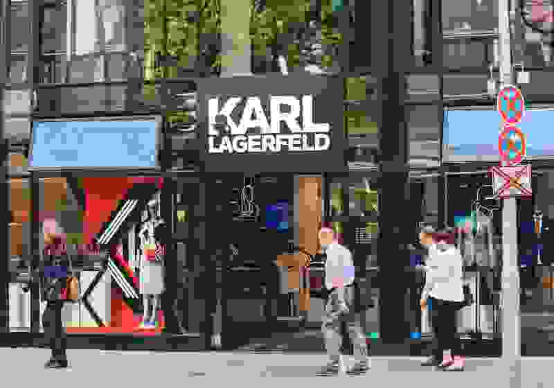 Hinh anh Thương hiệu thời trang Karl Lagerfeld, đặt theo tên vị Giám đốc sáng tạo quá cố của Chanel, ông hoàng của ngành thời trang vừa qua đã được bán lại cho tập đoàn G-III với giá 210 triệu USD. 1