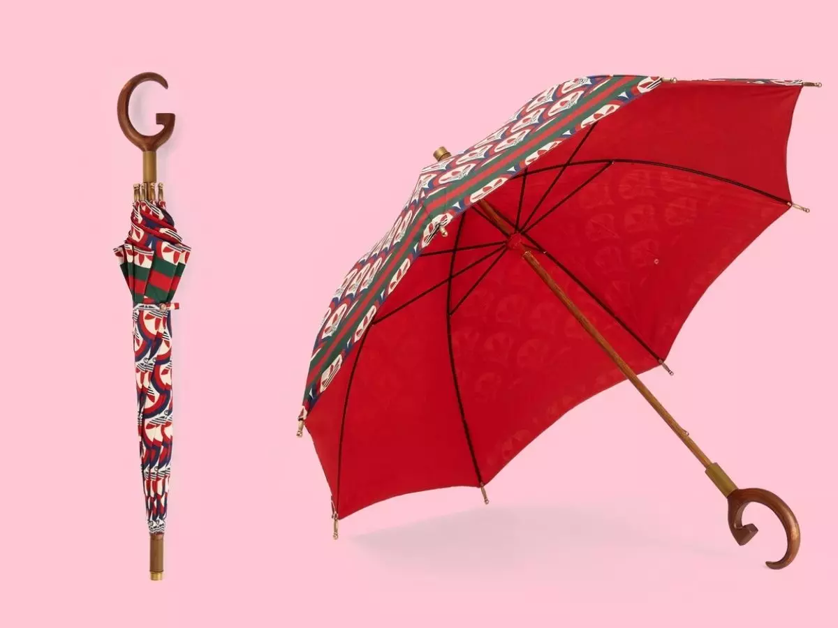 Hinh anh Sản phẩm vừa ra mắt đánh dấu việc hợp tác giữa Adidas x Gucci, một chiếc ô xa xỉ có giá 1.290 USD (tương đương 30 triệu đồng) đang dấy lên tranh cãi tại thị trường Trung Quốc. Chiếc ô bị cư dân mạng ở xứ sở tỉ dân này lên tiếng chế giễu. 3