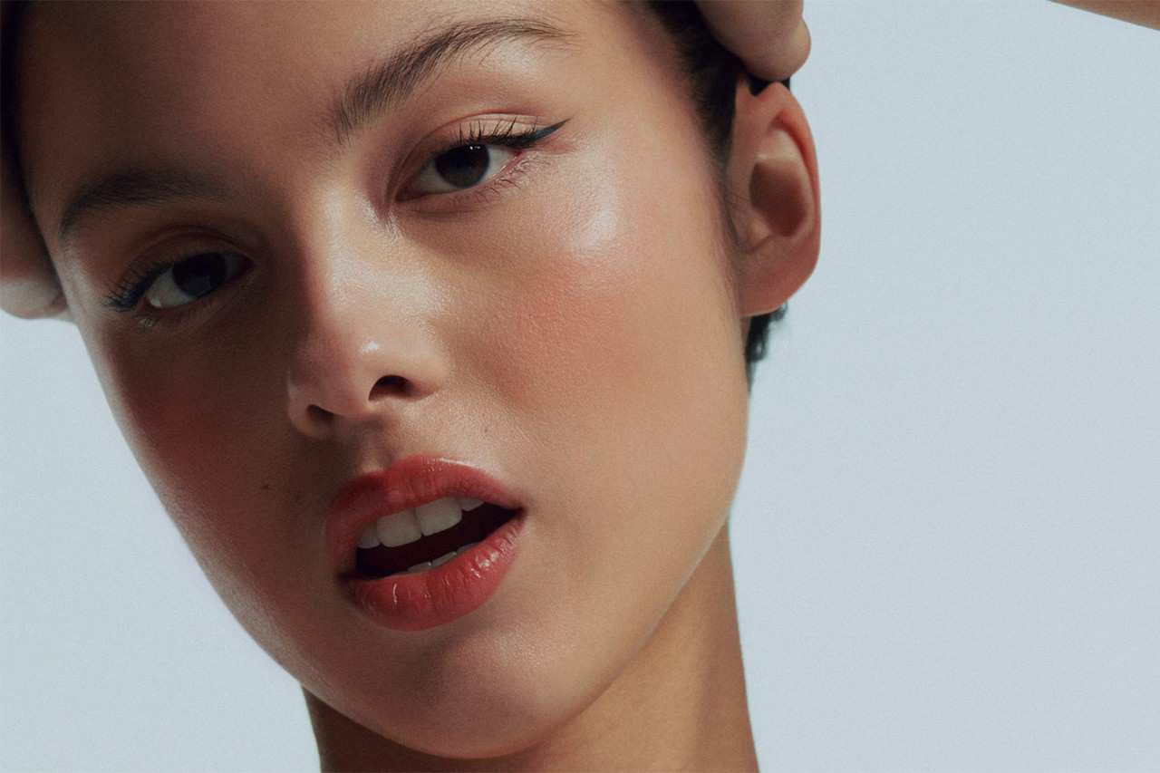 Hinh anh Olivia Rodrigo, nữ nghệ sĩ trẻ thuộc thế hệ Gen Z và cũng là “Nghệ sỹ mới xuất sắc nhất” tại Grammy 2022 vừa trở thành gương mặt quảng bá trong chiến dịch truyền thông mới của thương hiệu mỹ phẩm Glossier. 2