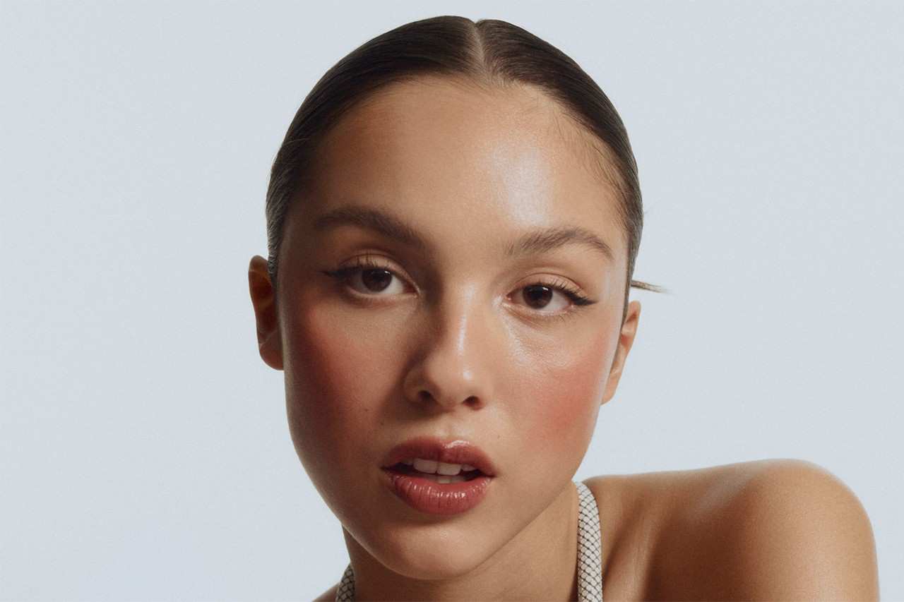 Hinh anh Olivia Rodrigo, nữ nghệ sĩ trẻ thuộc thế hệ Gen Z và cũng là “Nghệ sỹ mới xuất sắc nhất” tại Grammy 2022 vừa trở thành gương mặt quảng bá trong chiến dịch truyền thông mới của thương hiệu mỹ phẩm Glossier. 1