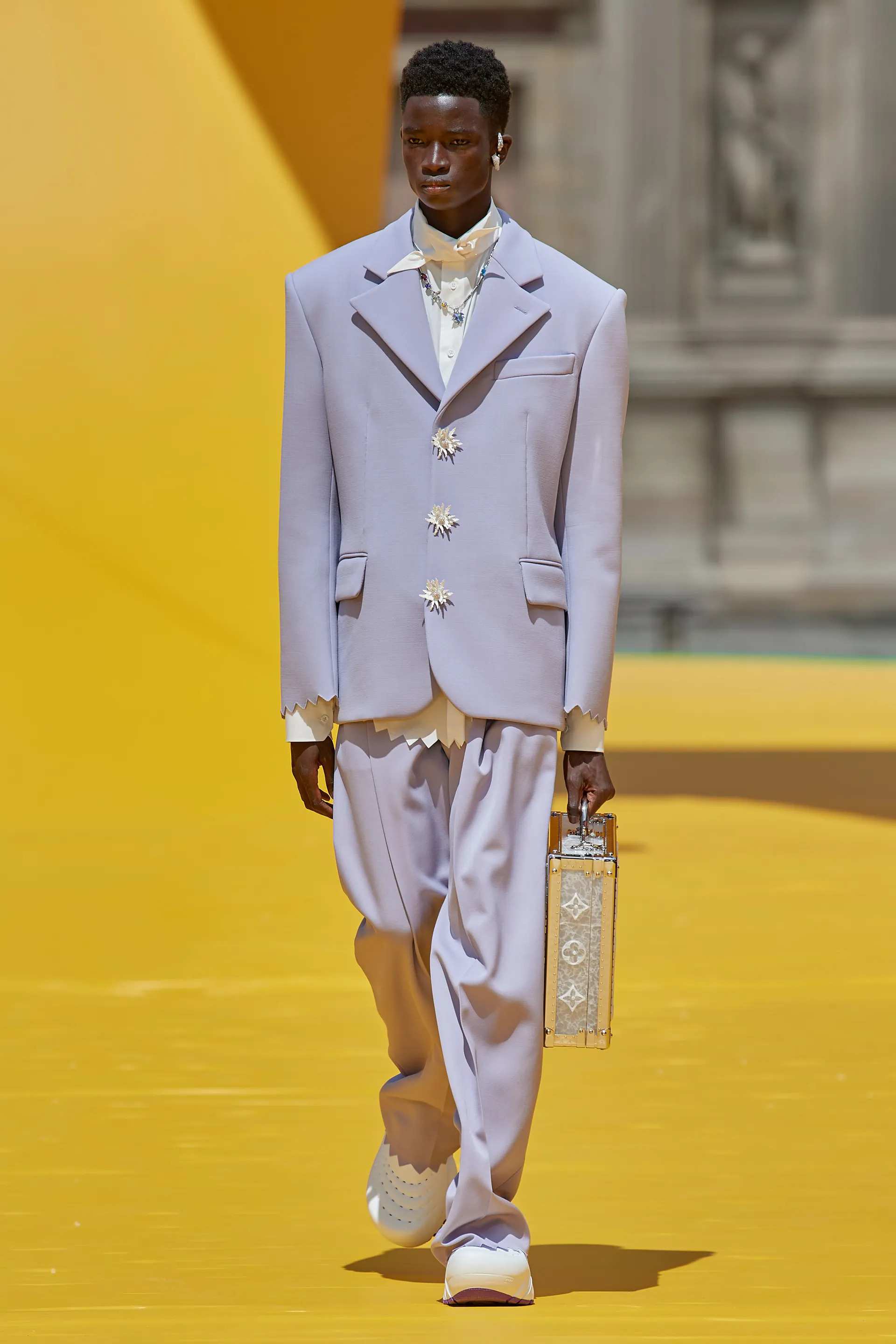 Louis Vuitton Men Spring 2023: Cuộc diễu hành của những giấc mơ