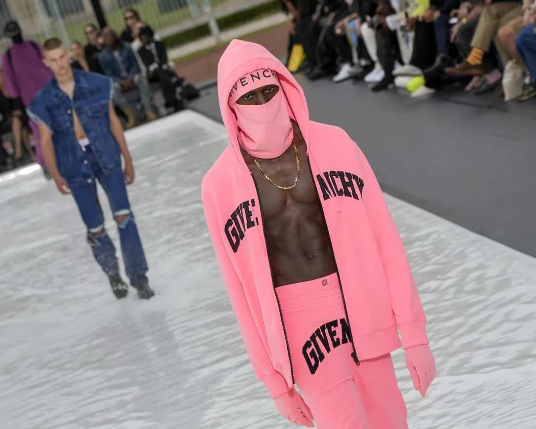 Givenchy Men Spring 2023: “Lướt trên mặt nước” như con sóng thể thao đầy quyến rũ