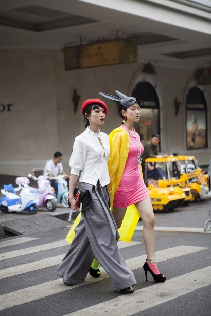 2202_Cac_bYn_trY_Yua_nhau_thY_dang_catwalk_tYi_phY_Yi_bY_HY_GYYm_Ha_NYi