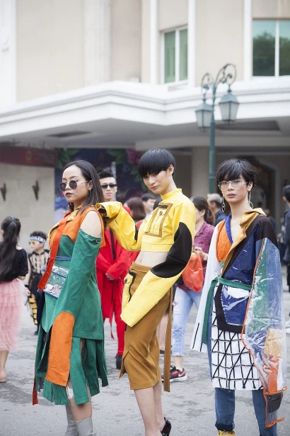 2206_Cac_fashionisto_vYi_bY_trang_phYc__phi_giYi_tinh__diYn_chan_vay_but_chi_giay_cao_got_xuYng_phY_catwalk