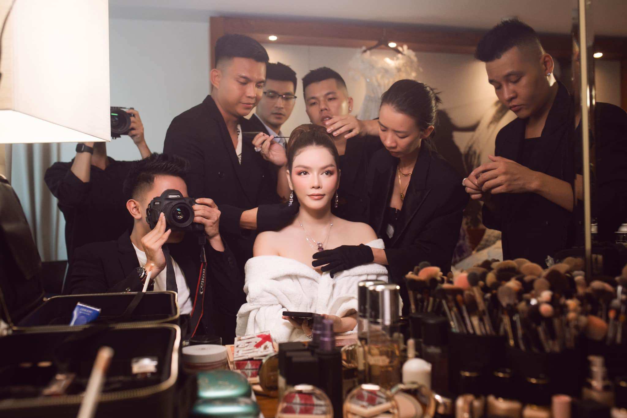 Hinh anh Là người định hình phong cách cho đa dạng các đối tượng khách hàng, chị nghĩ như thế nào về câu nói “Khách hàng chọn Stylist hay Stylist chọn khách hàng”? Chị có thể chia sẻ qua về trải nghiệm styling với các đối tượng khác nhau này? 1