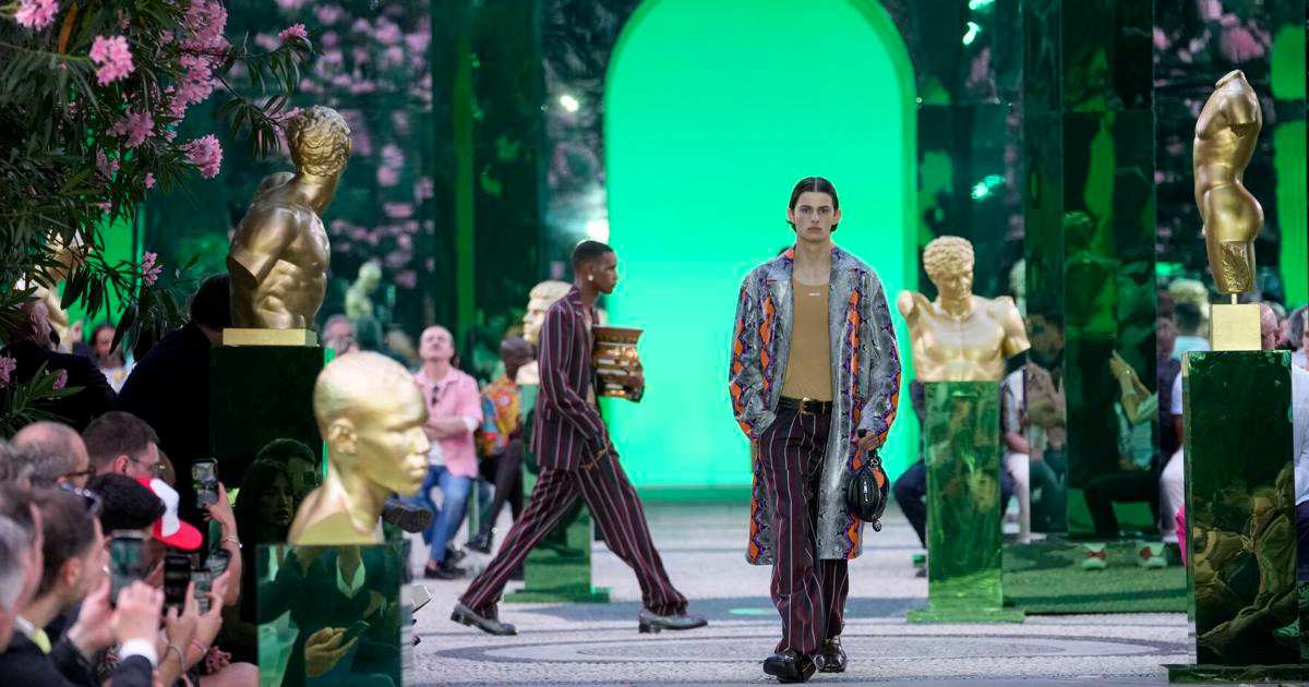 Versace Men Spring 2023: Những anh chàng Versace thế hệ mới