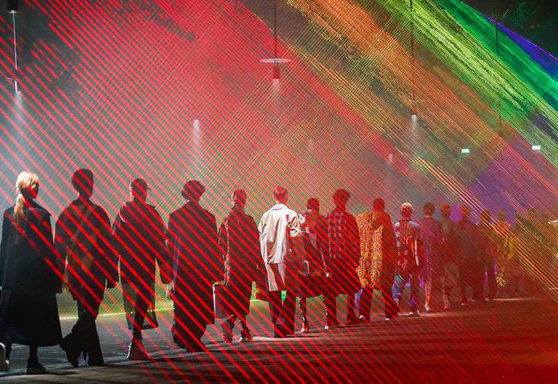 Khi nhà mốt tôn vinh cộng đồng LGBTQ+ trên sàn diễn 