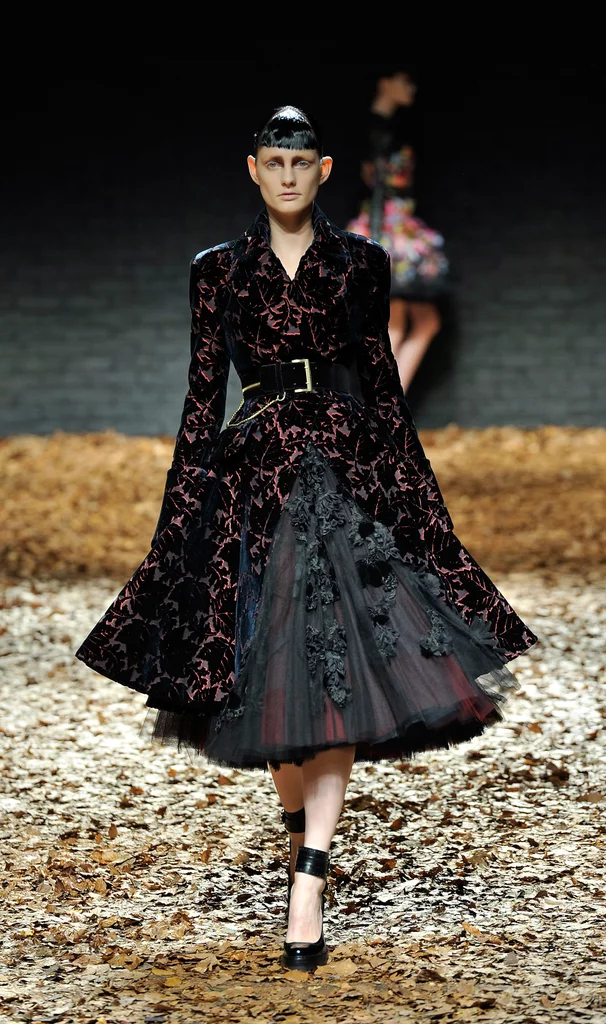 Hinh anh Alexander McQueen đình chỉ dòng sản phẩm McQ 2