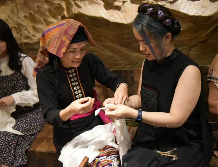 Hinh anh Nghệ nhân Sầm Thị Tình: "Những sản phẩm thời trang thủ công mang trong mình cái hồn của người nghệ nhân" 2