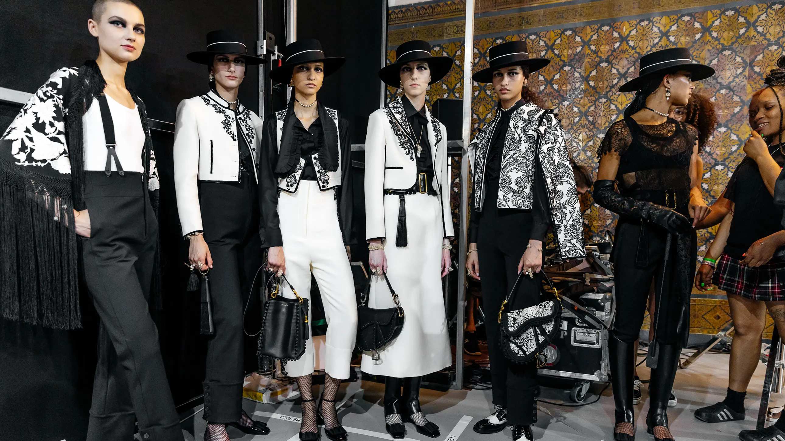 Christian Dior Cruise 2023: Một Seville lãng mạn dưới tay nghề thủ công của những người người nghệ nhân tài hoa
