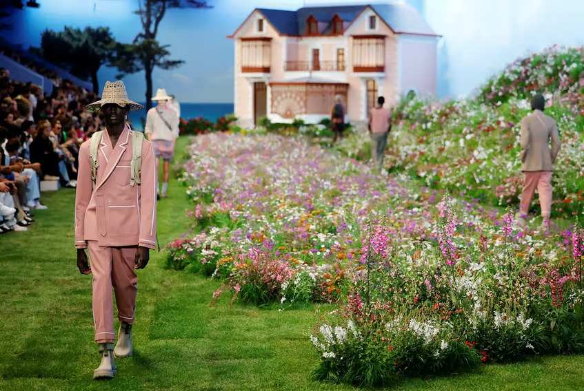 Dior Men Spring 2023: Vùng nông thôn Anh Quốc yên bình dưới lăng kính thời trang của anh nghệ sĩ “làm vườn” 