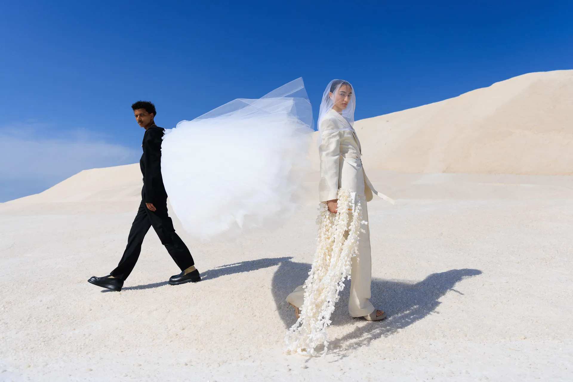 Jacquemus Fall 2022: “Le Papier” - Jacquemus và Nike đã làm gì trên “Mặt trăng muối”?
