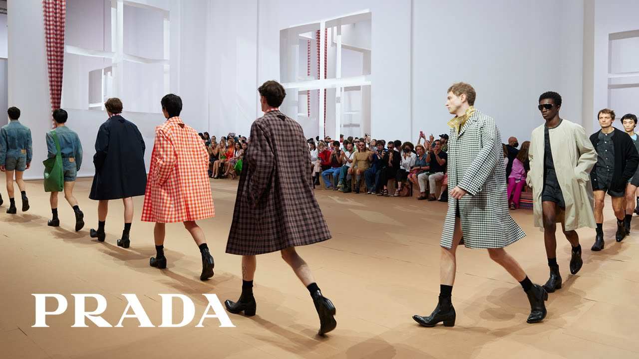 Prada Men Spring 2023: Điều phức tạp ẩn sau sự giản đơn từ “áo sơ mi trắng, quần tây đen” 