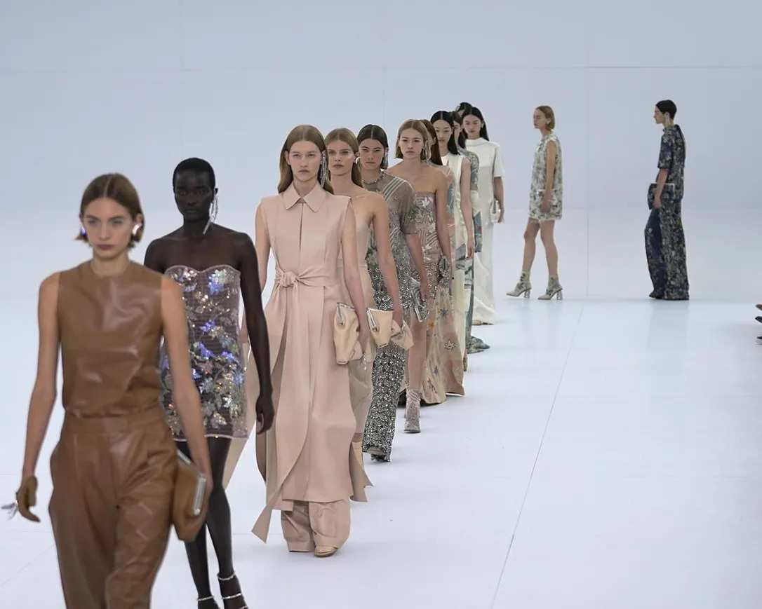 Fendi Haute Couture Fall/Winter 2022/2023: Một câu chuyện thời trang về ba thành phố - Kyoto, Rome và Paris