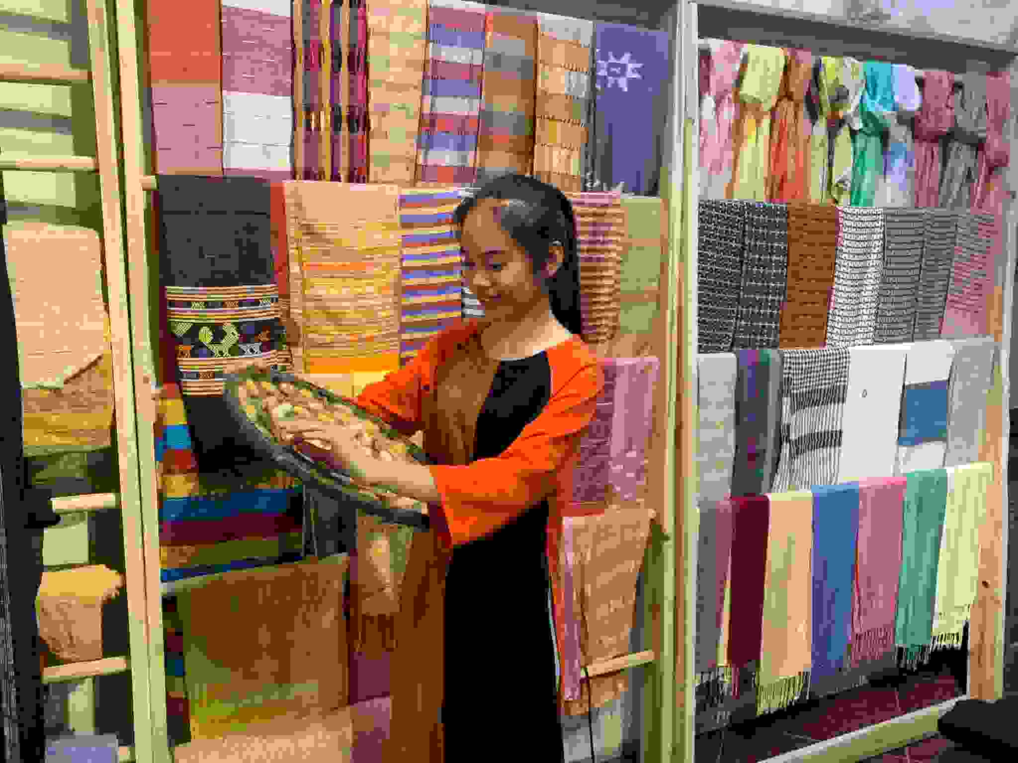 Hinh anh Nghệ nhân Sầm Thị Tình: "Những sản phẩm thời trang thủ công mang trong mình cái hồn của người nghệ nhân" 4
