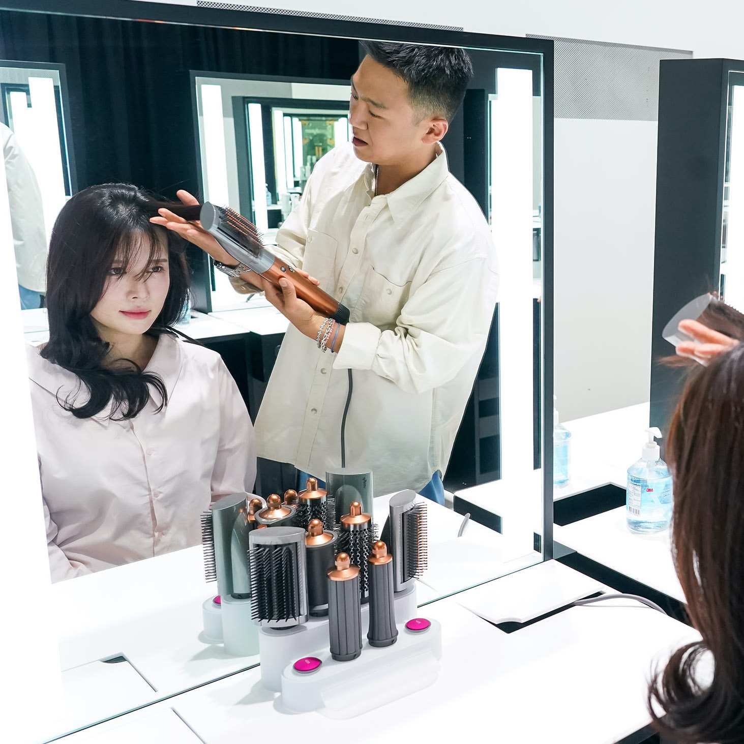 Dyson Airwrap Multi-Styler thế hệ mới: "Bảo bối" cho mái tóc mùa hè chuẩn salon