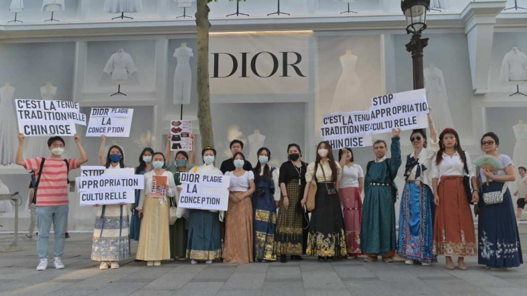 Hinh anh Người Trung Quốc xuống đường biểu tình, Dior tiếp tục im lặng 1