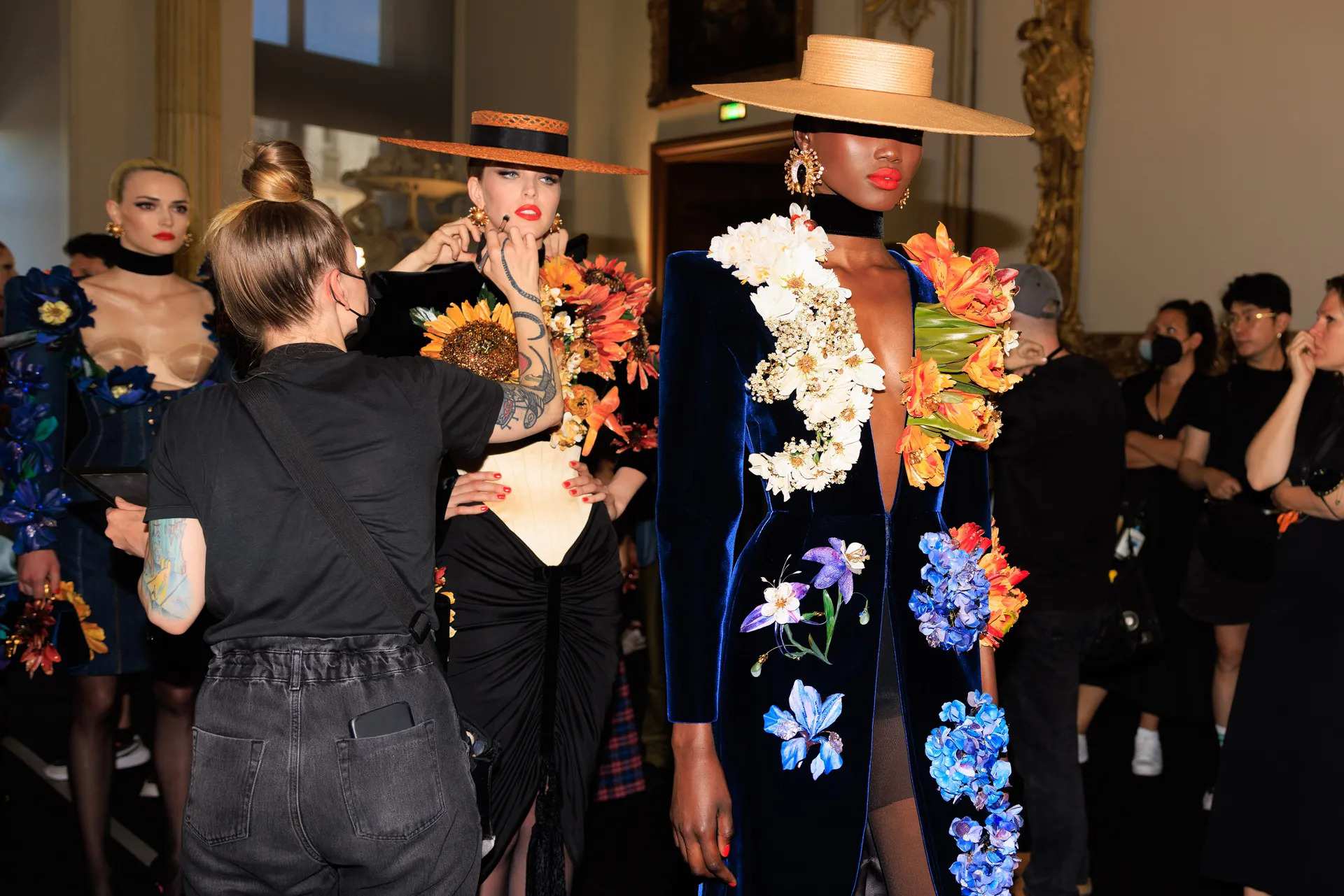 Hinh anh Schiaparelli Haute Couture Fall/Winter 2023: “Born Again” - Sự ngây thơ trong sáng tạo và niềm vui thuần khiết trong thời trang 1