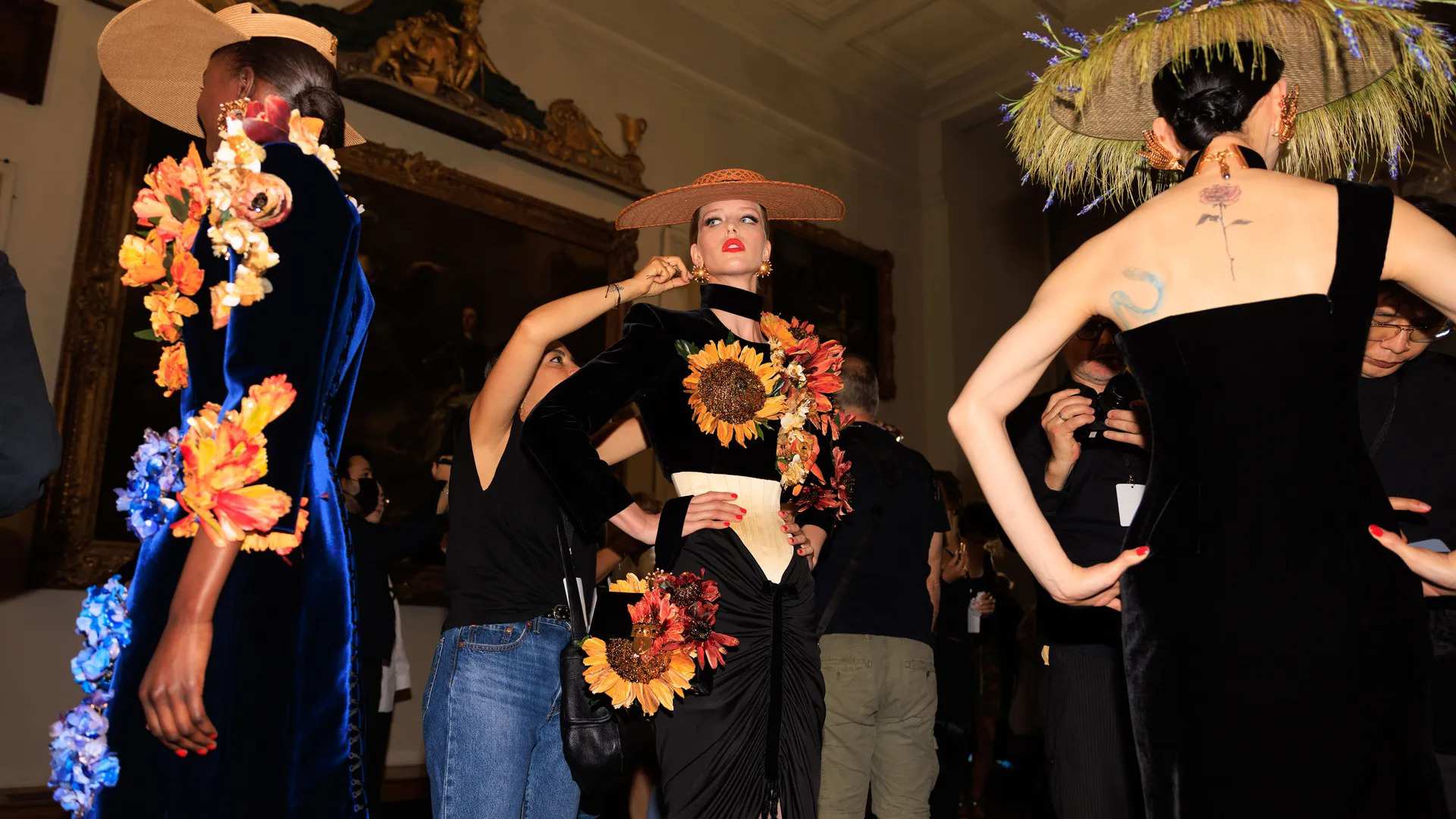 Schiaparelli Haute Couture Fall/Winter 2023: “Born Again” - Sự ngây thơ trong sáng tạo và niềm vui thuần khiết trong thời trang