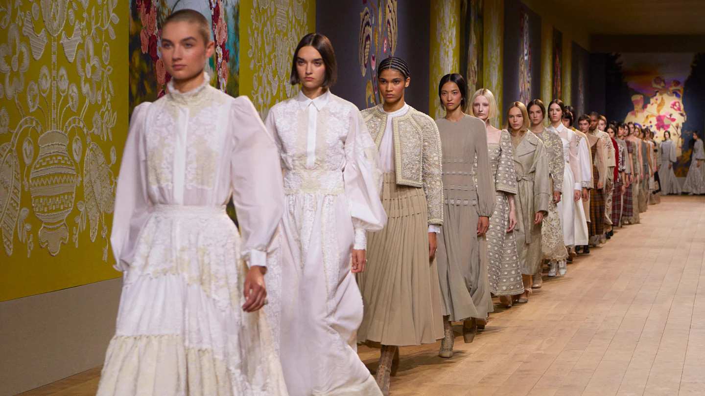 Christian Dior Haute Couture Fall/Winter 2022/2023: Dù trời giông bão nhưng những “đóa hồng” vẫn chưa bao giờ gục ngã
