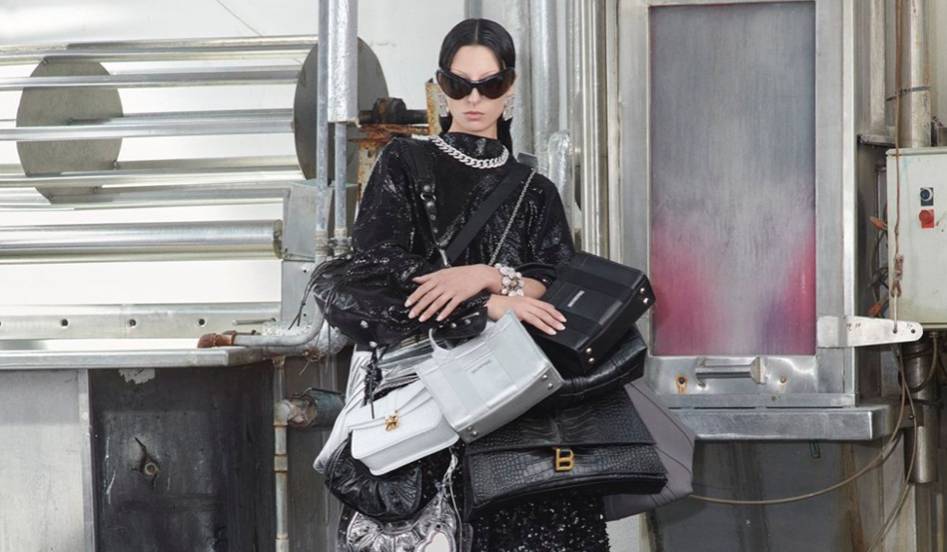 Sau Gucci, Balenciaga đặt chân vào thị trường bán lại