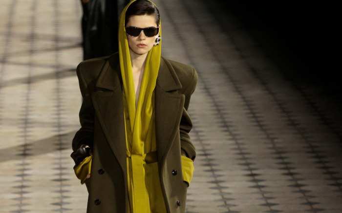 Saint Laurent Spring 2023: Đối với Anthony Vaccarello, ngôn ngữ cơ thể không thể diễn tả bằng lời