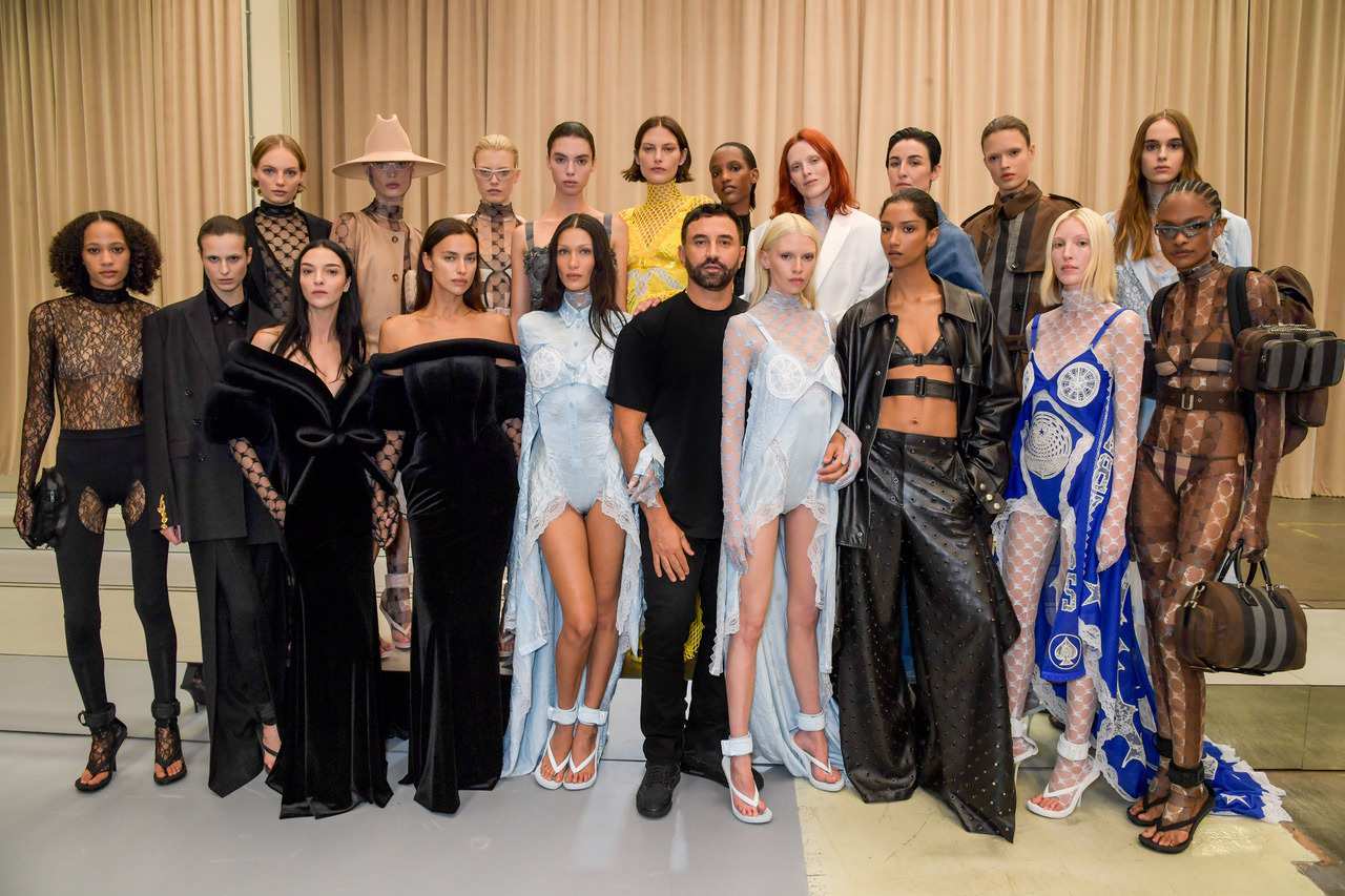 Burberry Spring 2023: Bãi biển nước Anh - “Điểm dừng cảm hứng” tiếp theo của Riccardo Tisci