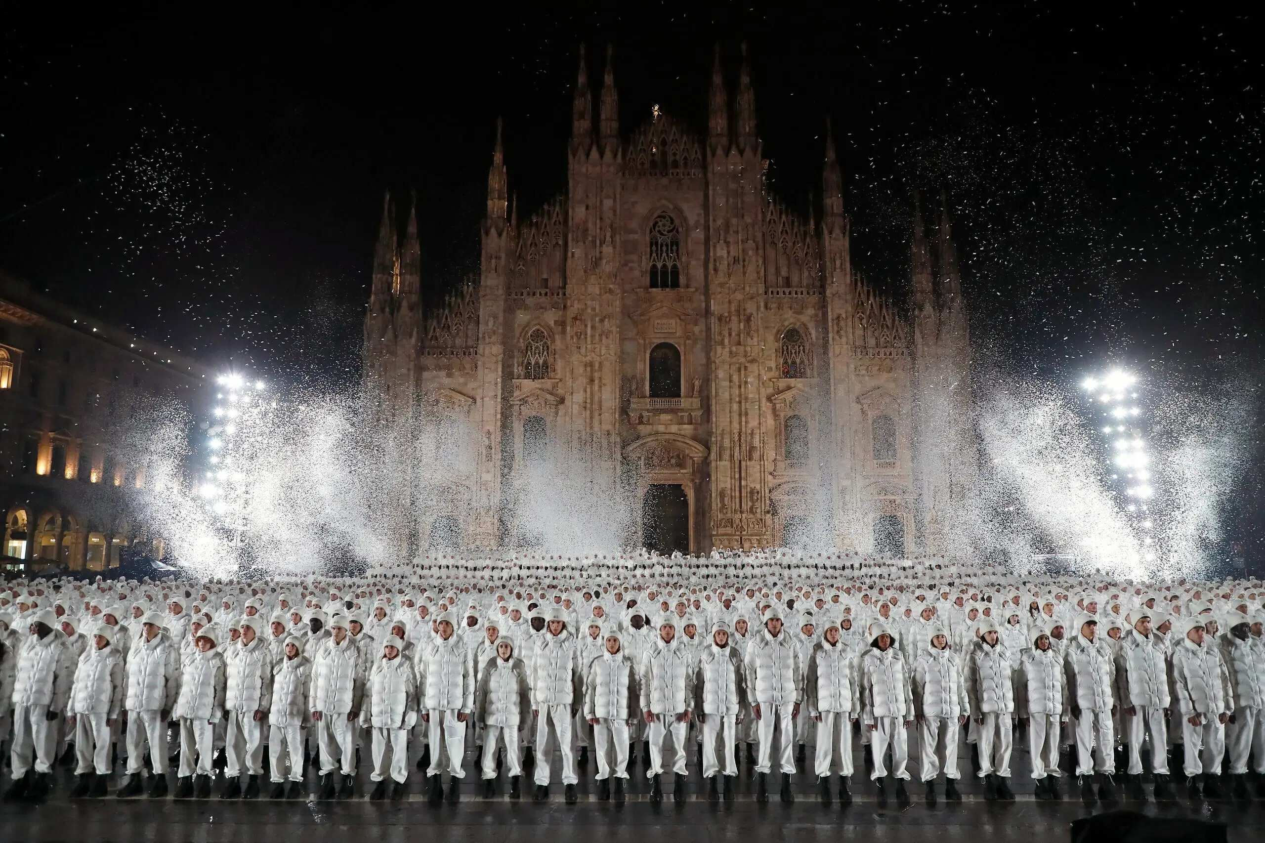 MONCLER “hạ màn” Milan Fashion Week Xuân Hè 2023 với lễ kỷ niệm 70 năm thành lập hoành tráng