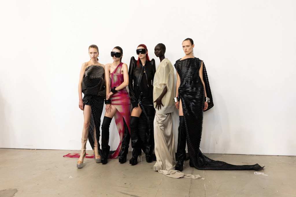 Rick Owens Spring 2023: Halloween đến sớm hơn tại cung đường thời trang bí hiểm của Rick Owens