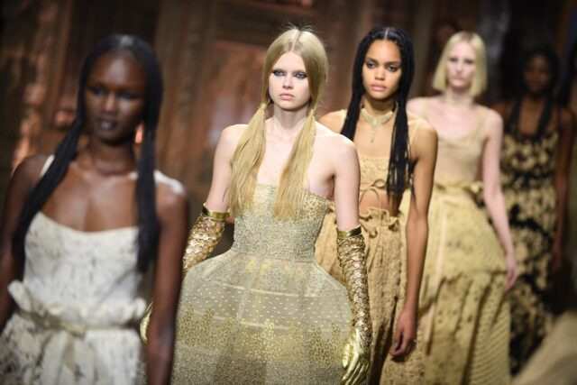 Christian Dior Spring 2023: “Đối thoại với nữ hoàng Pháp - Catherine de Medici” - Tự truyện của Maria Grazia Chiuri
