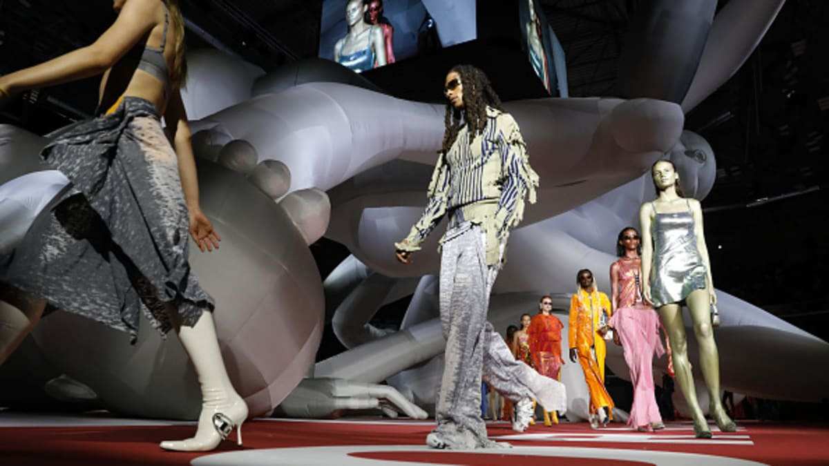 DIESEL Spring 2023: Glenn Martens và công cuộc dân chủ hoá thời trang bằng vải denim