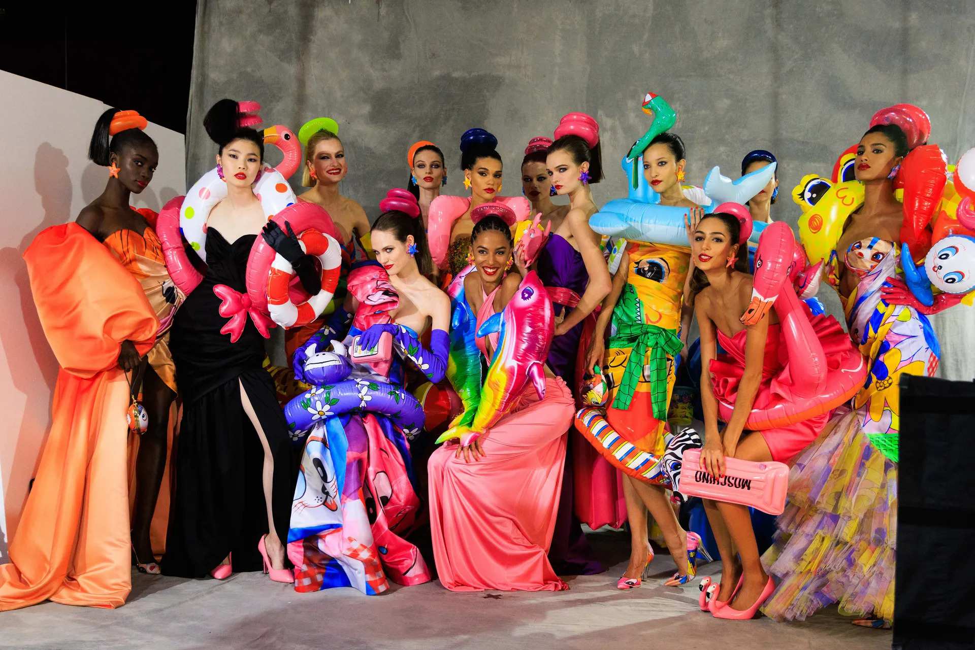 Moschino Spring 2023: Không thuộc trường từ vựng kinh tế, Jeremy Scott định nghĩa “Inflation” bằng thời trang