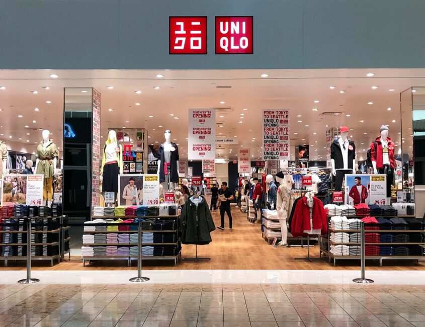 Hinh anh Fast Retailing là một tập đoàn bán lẻ nổi tiếng tại Nhật Bản với nhiều thương hiệu thời trang khác nhau. Từ Theory - một thương hiệu quần áo bảo hộ lao động dành cho những người mới đi làm, đến J Brand - một thương hiệu denim cao cấp. 1