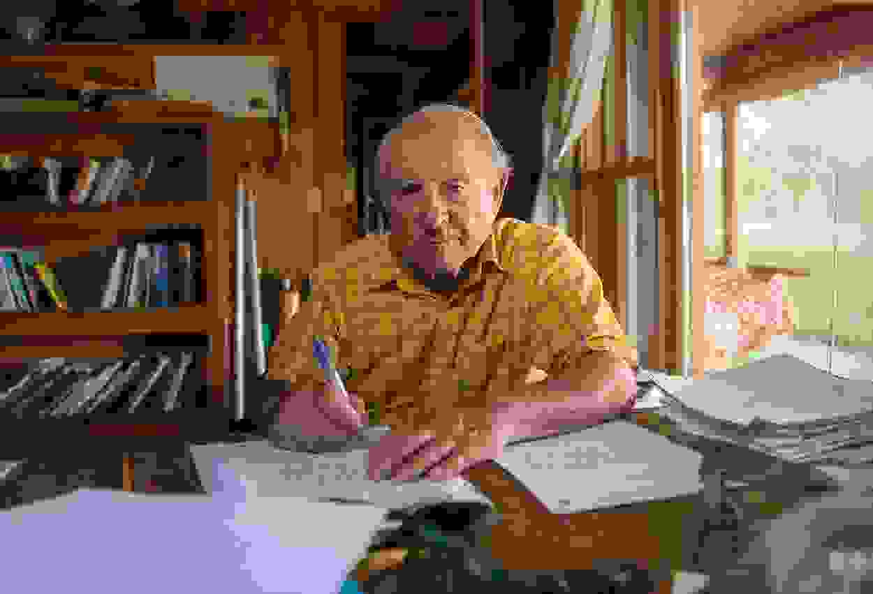 Hinh anh Yvon Chouinard, sở hữu một trong những thương hiệu đồ thể thao thành công nhất thế giới Patagonia, ngày 14/9 thông báo rằng ông sẽ trao công ty của mình cho một tổ chức phi lợi nhuận và quỹ tín thác được lập ra với mục đích đem tất cả lợi nhuận cũng như thúc đẩy hoạt động của công ty hướng tới việc cứu Trái đất. 4