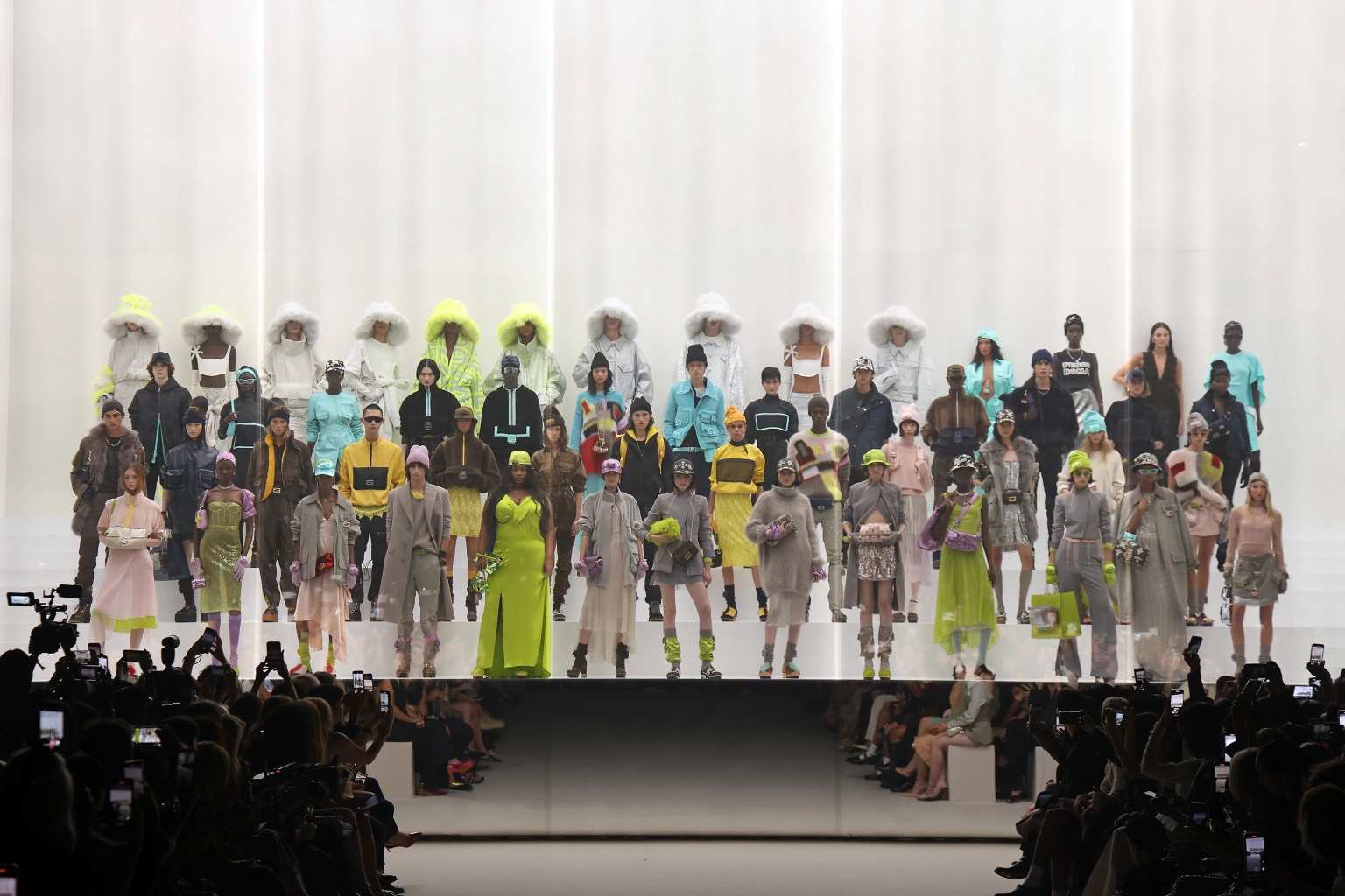 Hinh anh Fendi x Marc Jacobs Resort 2023: Khi “vị vua” của địa hạt thời trang Mỹ được mời đến thăm nước bạn 1