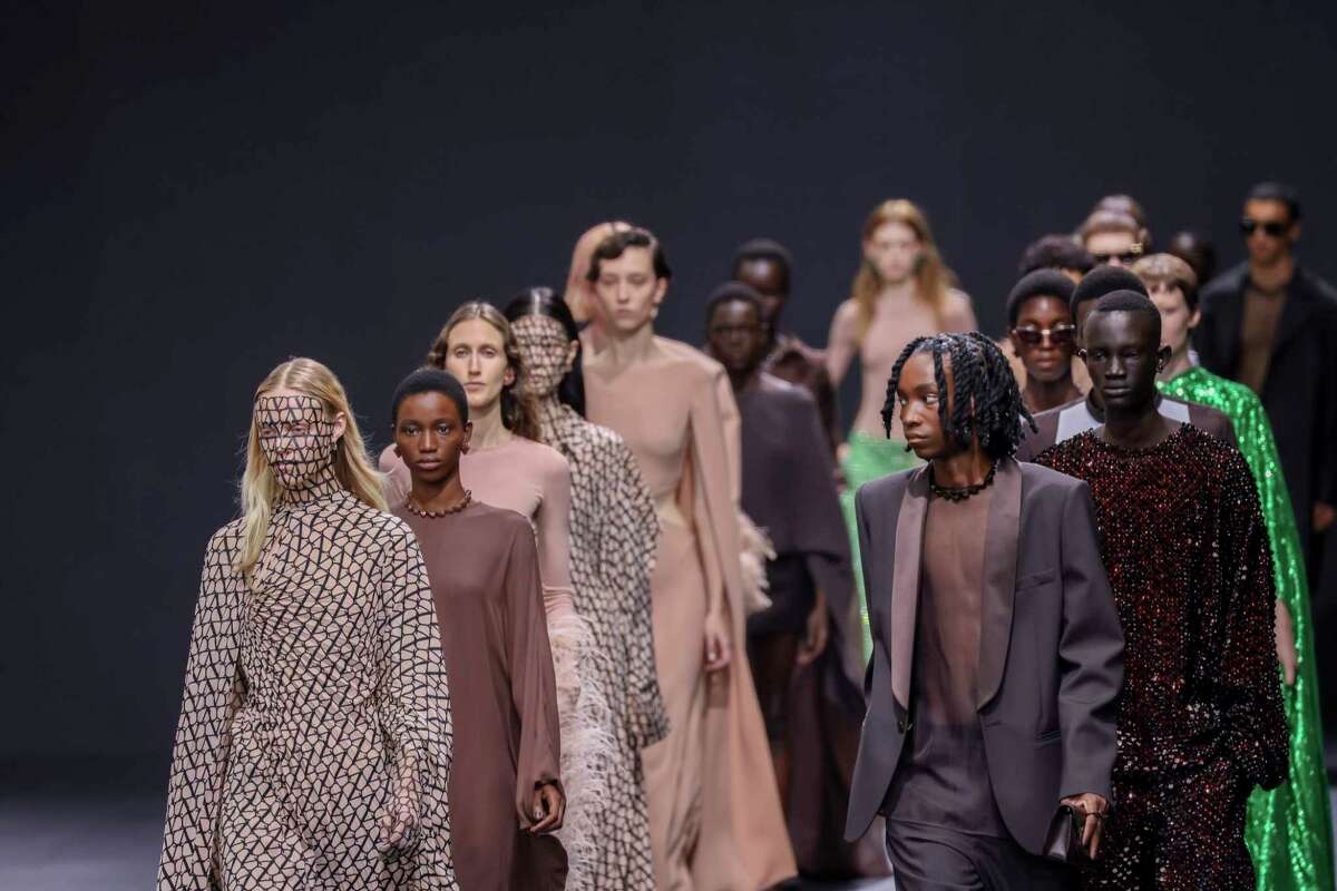 Valentino Spring 2023: Khi sắc hồng fuchsia không còn ngự trị tại đường băng của Pierpaolo Piccioli