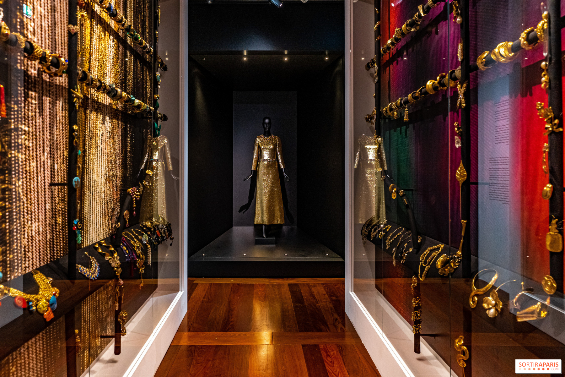 Bảo tàng Yves Saint Laurent ở Paris tôn vinh cảm hứng từ sắc vàng óng ánh