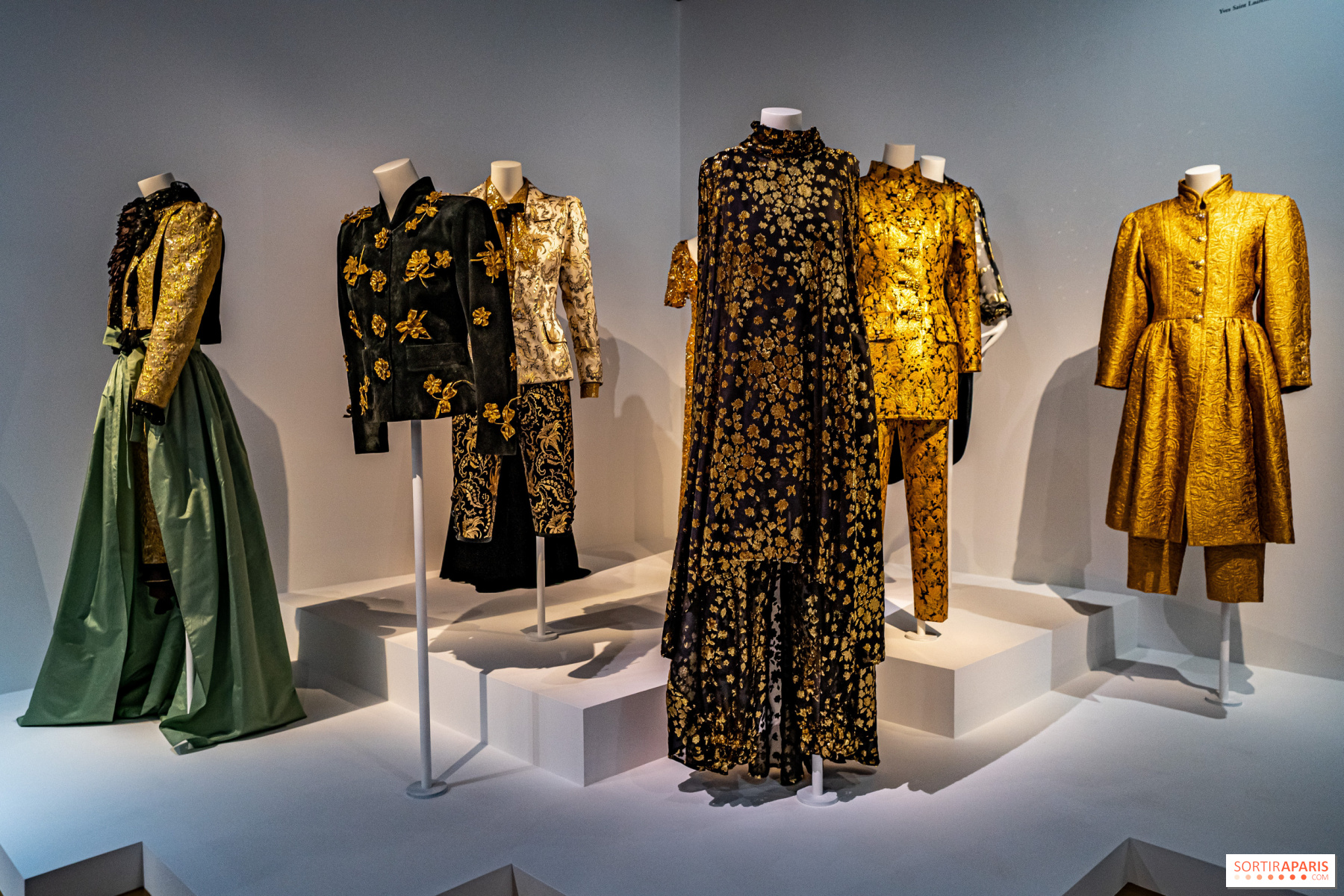 Hinh anh Bảo tàng Yves Saint Laurent ở Paris kỷ niệm 60 năm ngày ra đời bộ sưu tập đầu tiên của nhà thiết kế bằng một cuộc triển lãm khắc họa mối tình của ông với ánh kim tuyến và vàng gold. 1