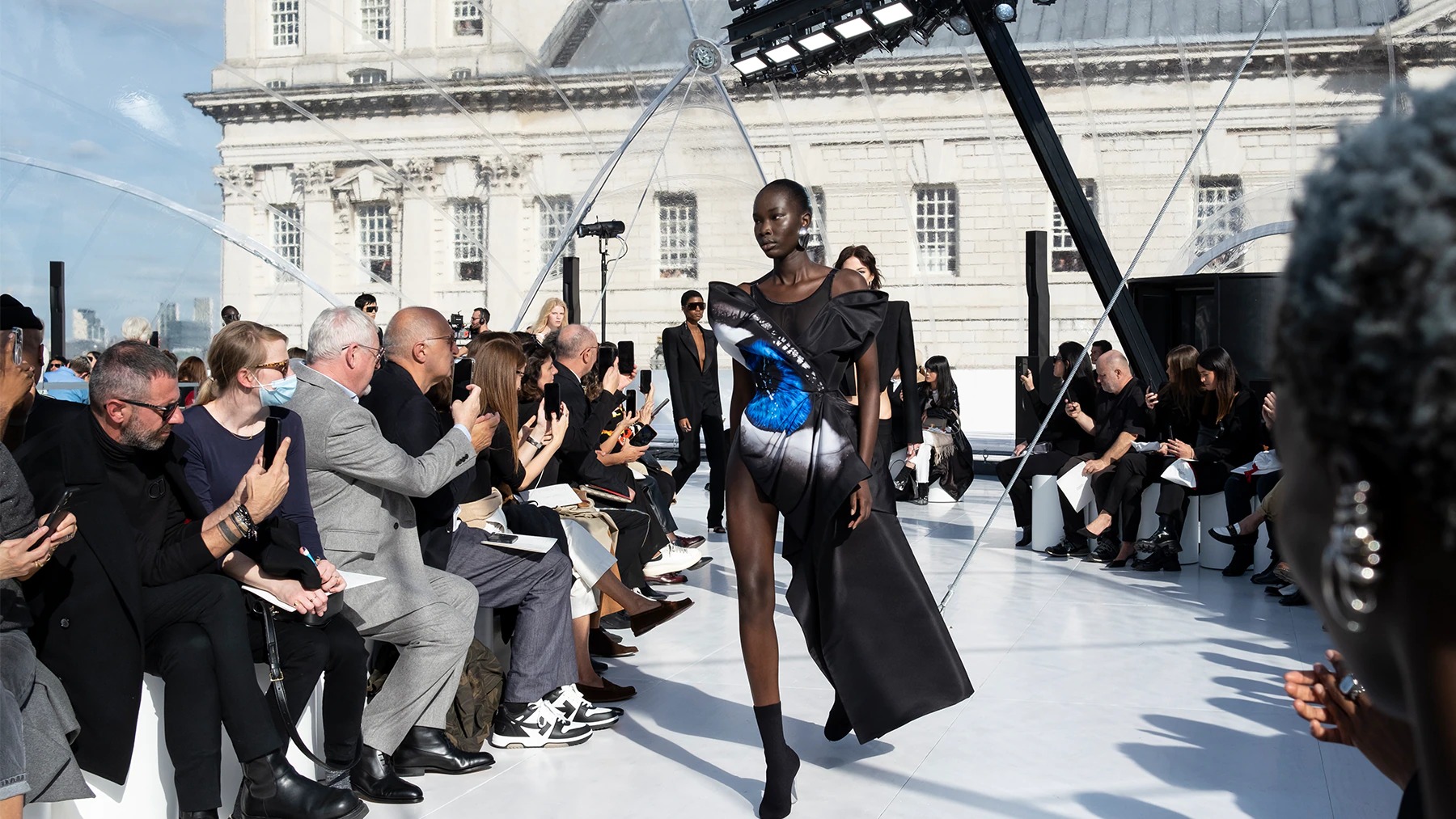 Hinh anh Alexander McQueen Spring 2023: “Đôi mắt chính là biểu trưng cho cái tôi riêng biệt của mỗi con người.” - Sarah Burton 1