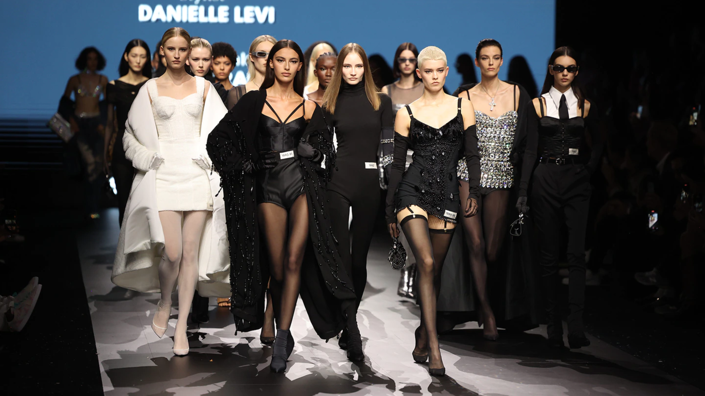Hinh anh Stefano Gabbana và Domenico Dolce - hai nhà thiết kế của Dolce & Gabbana đã khai thác sức mạnh truyền thông đến từ một trong những người có sức ảnh hưởng nhất Hollywood để đồng thiết kế bộ sưu tập gần đây nhất của họ. 1
